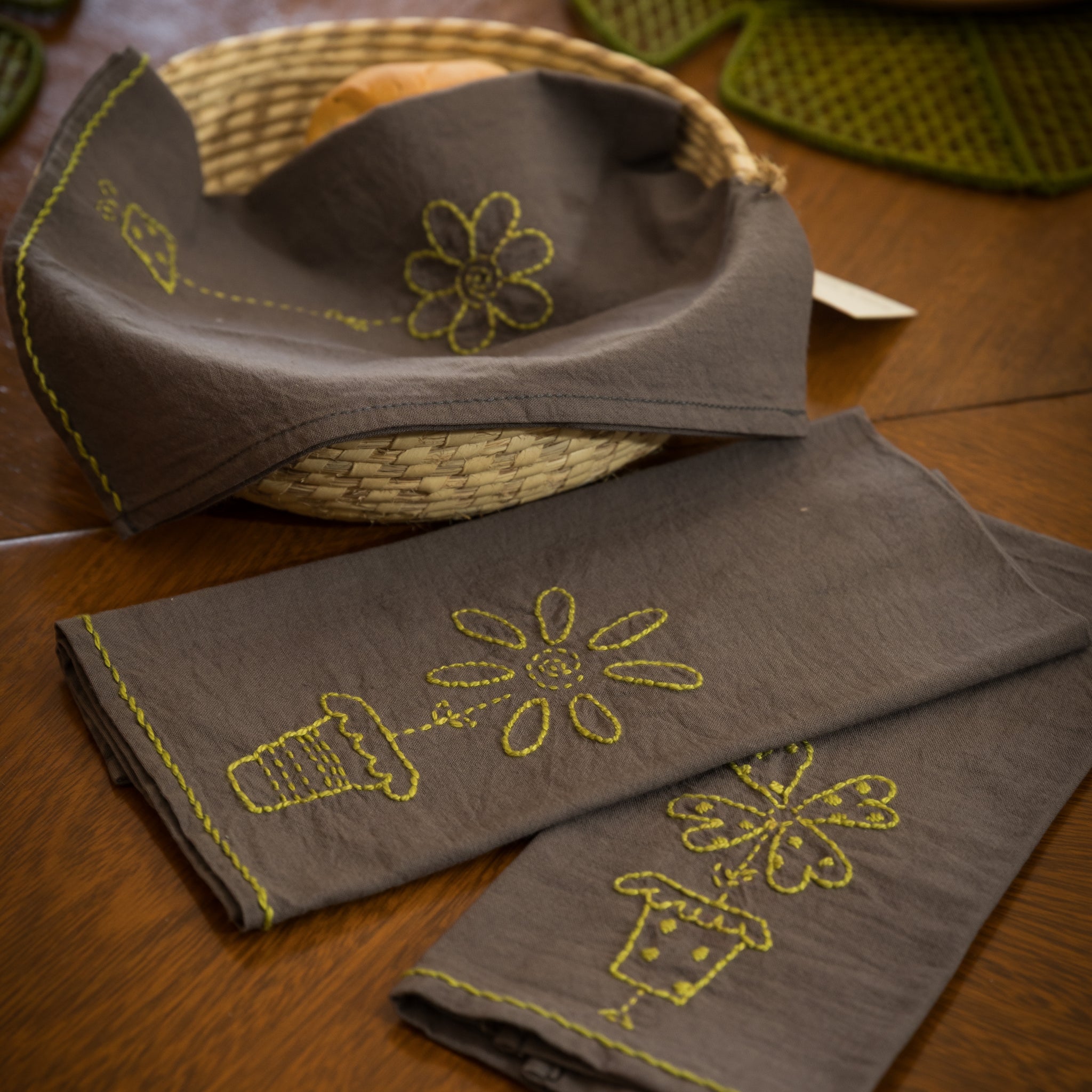 PAÑOS DE COCINA DE TUSOR DE ALGODON BORDADOS A MANO - FLORES (SET DE 3)