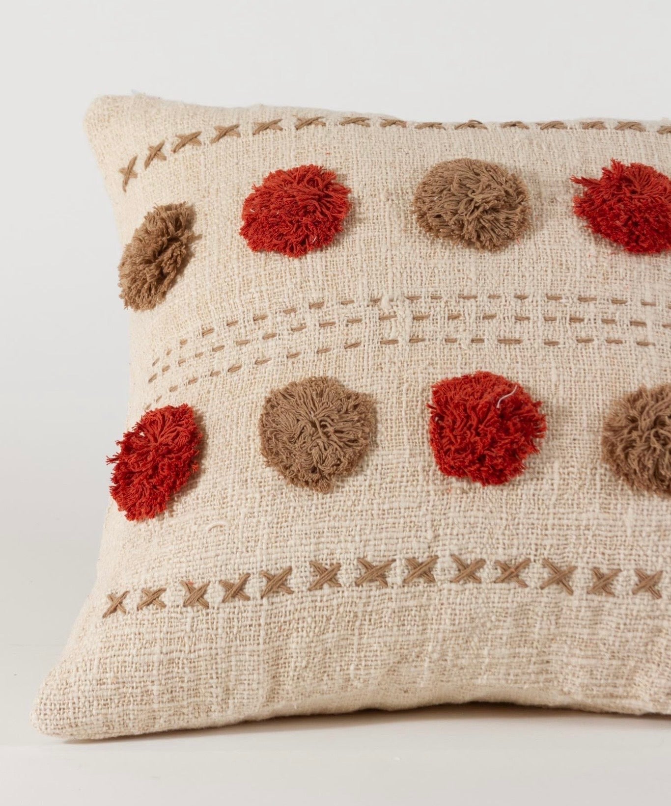 ALMOHADON POMPONES HATHAI - 45 x 45