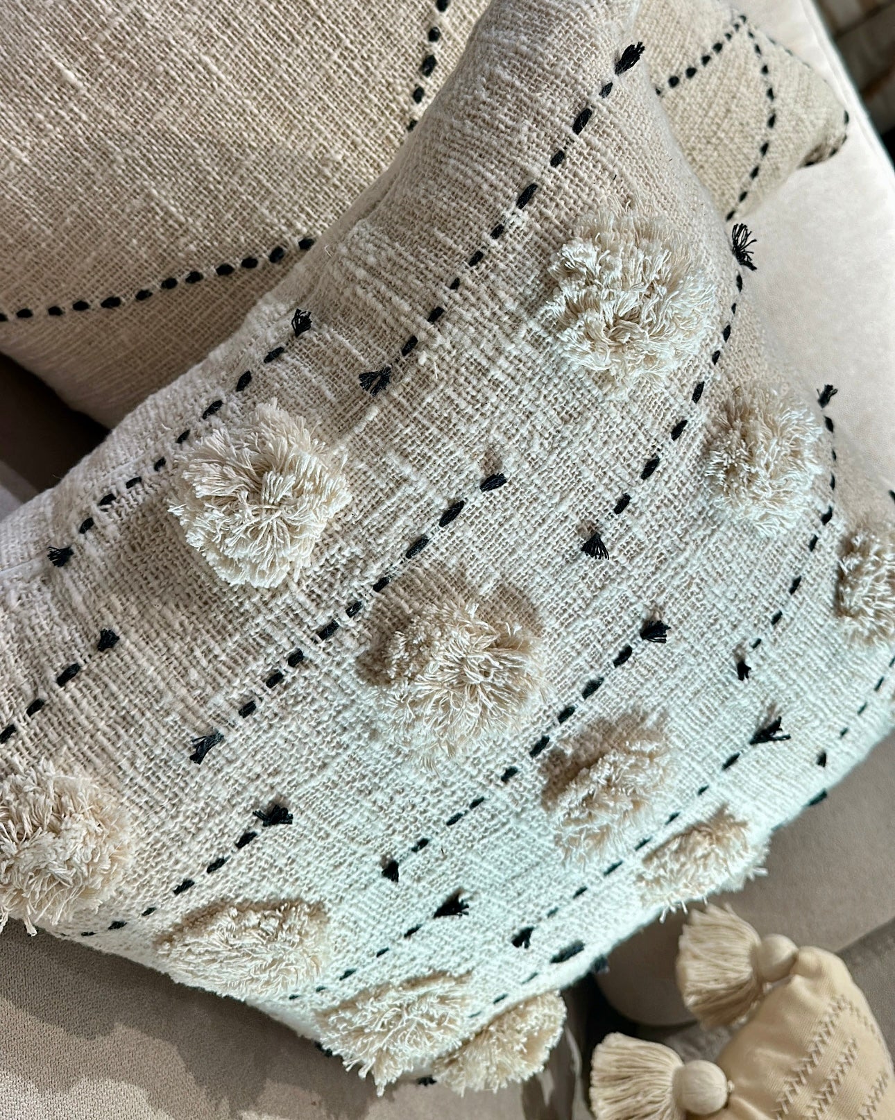 ALMOHADON BUTENG POMPONES - 50 x 50