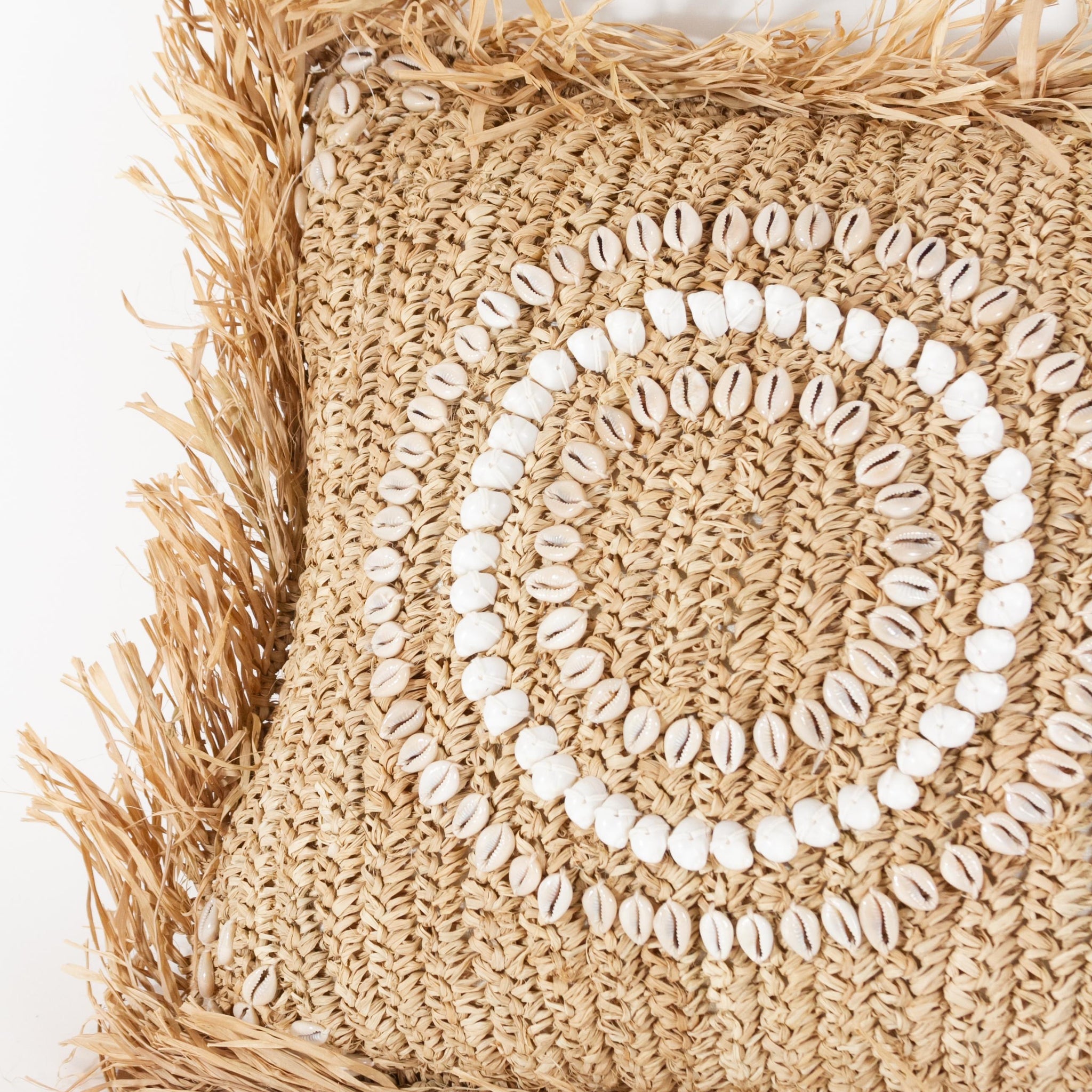 ALMOHADON PADAN RAFIA Y CARACOLES 40 x 40