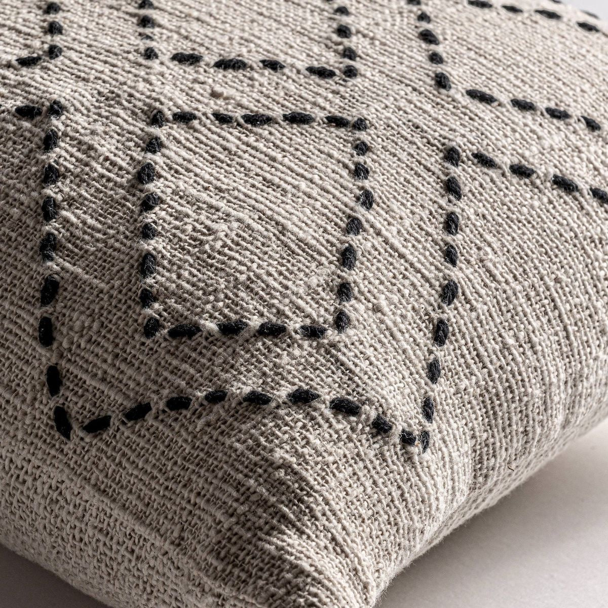 ALMOHADON MALAWI CRUDO CON NEGRO 45 x 45