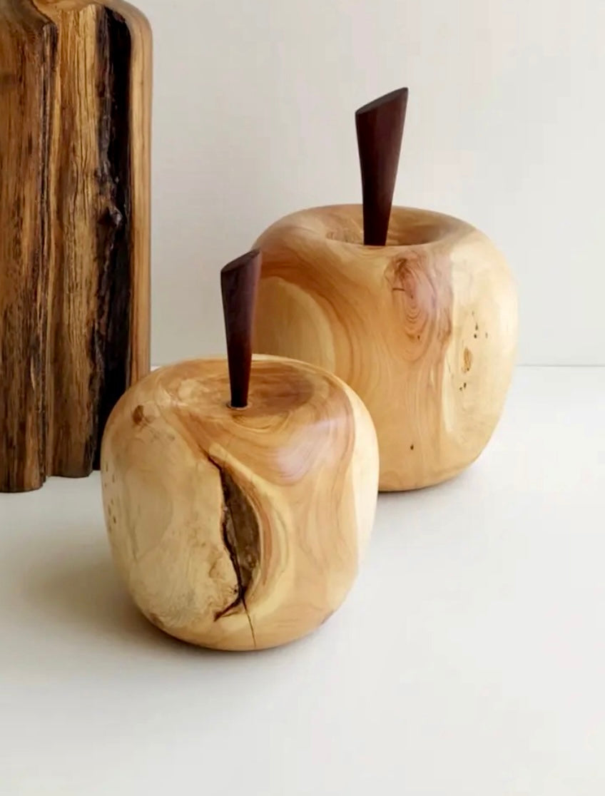 PAR DE MANZANAS CIPRÉS DE MADERA ARTESANAL