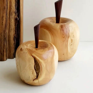 PAR DE MANZANAS CIPRÉS DE MADERA ARTESANAL