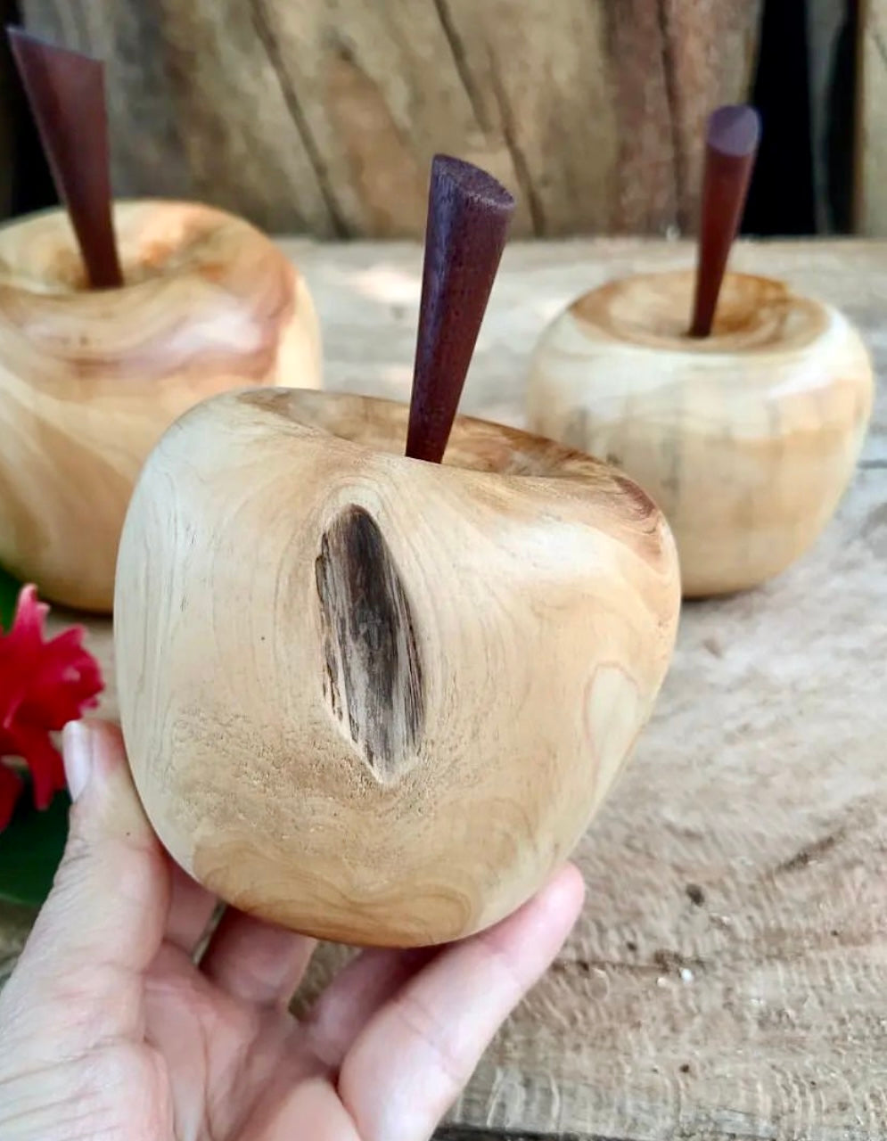 PAR DE MANZANAS CIPRÉS DE MADERA ARTESANAL