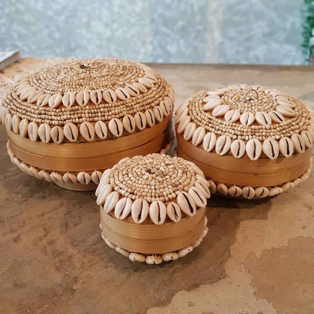 CAJA REDONDA DE CARACOLES Y MIMBRE