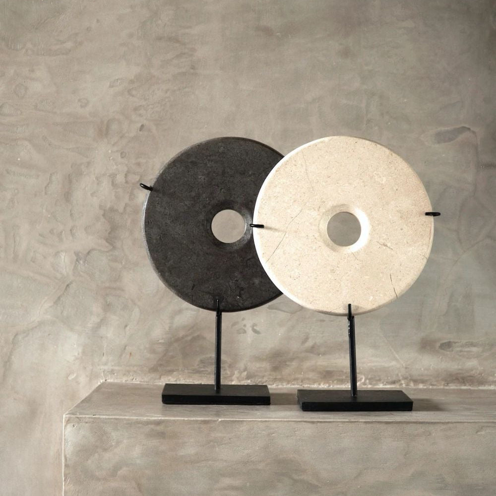 DISCO DECORATIVO NEGRO PEQUEÑO CIRCULAR EN SOPORTE DE METAL