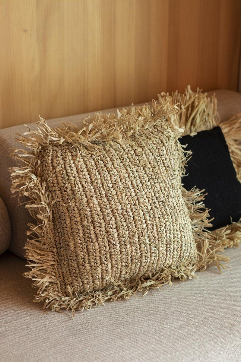 ALMOHADON DE RAFIA CUADRADO CON FLECOS