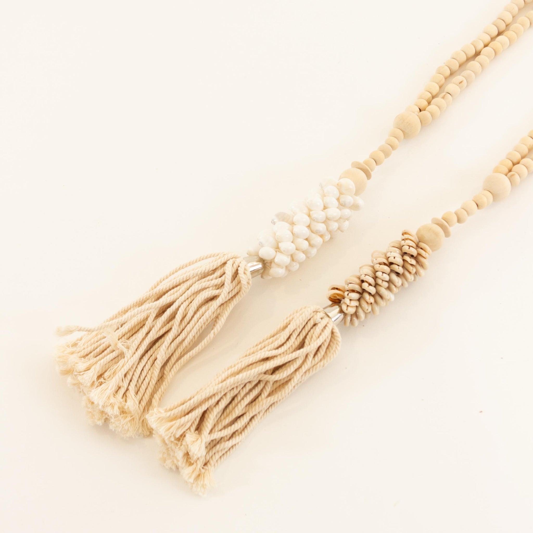 COLLAR MAUI CARACOLES Y BORLAS DE MADERA DECORATIVO