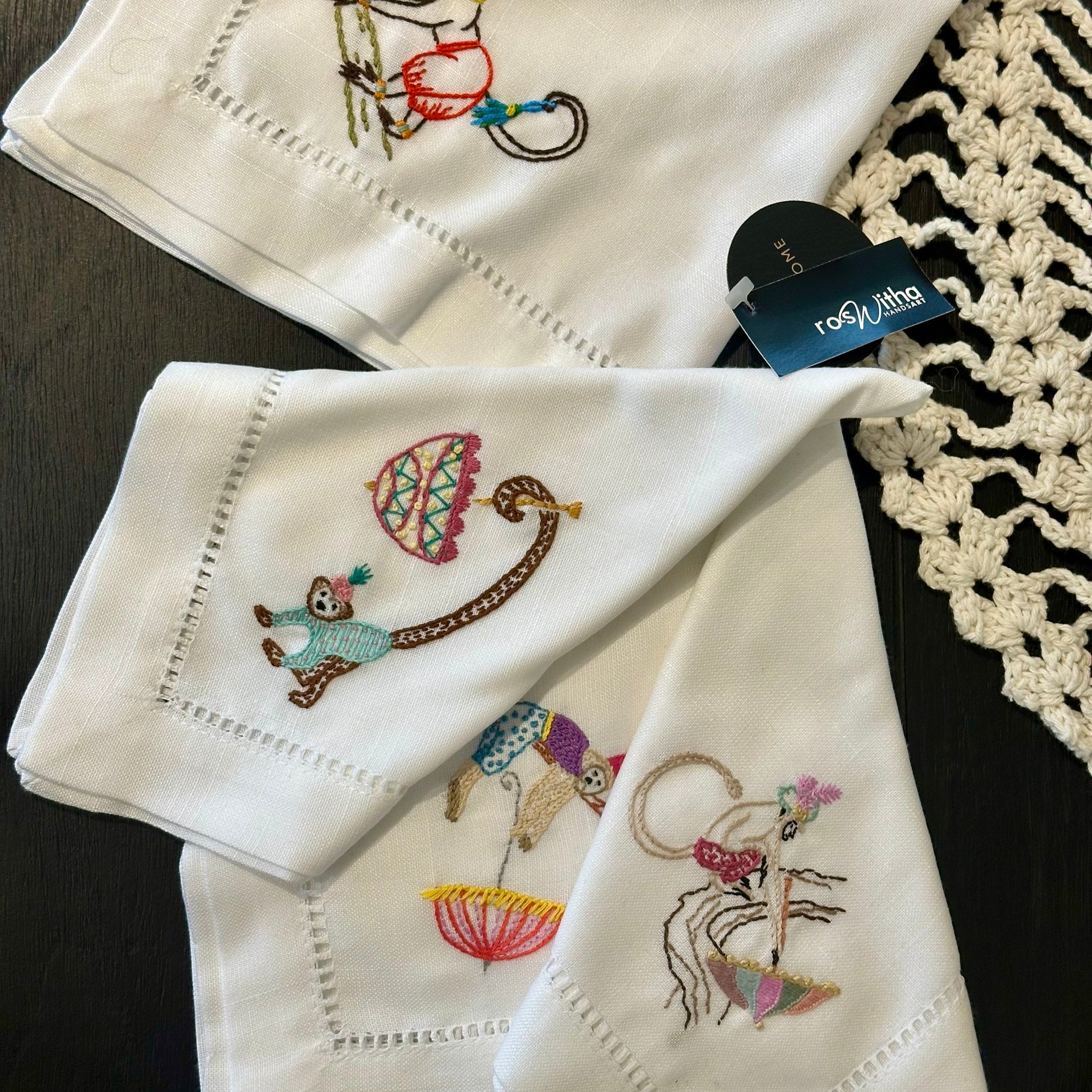 SERVILLETAS DE LINO DE ALGODÓN BORDADO ARTESANAL - MONOS (PACK DE 4)