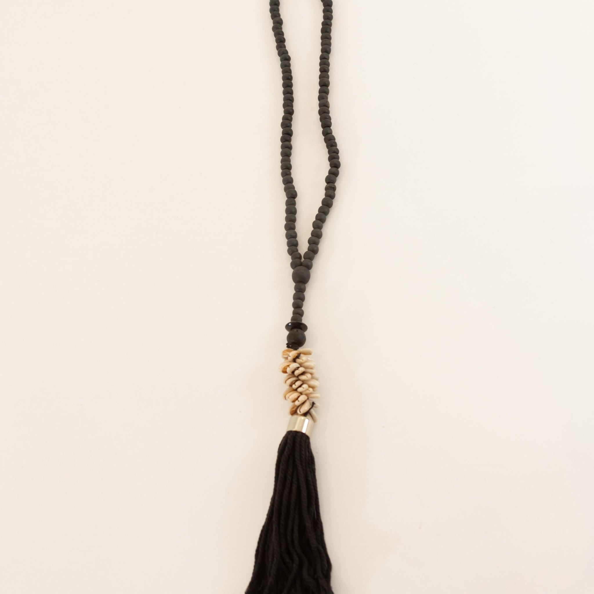 COLLAR MAUI CARACOLES Y BORLAS DE MADERA DECORATIVO