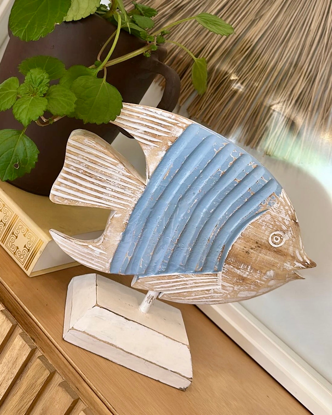 PEZ DE MADERA TALLADA WHITEWASH Y CELESTE