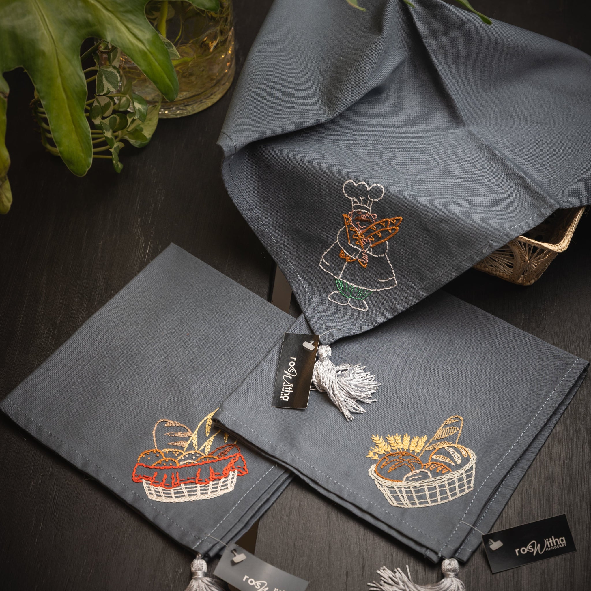 CUBRE PANERA BORDADO A MANO CON POMPONES