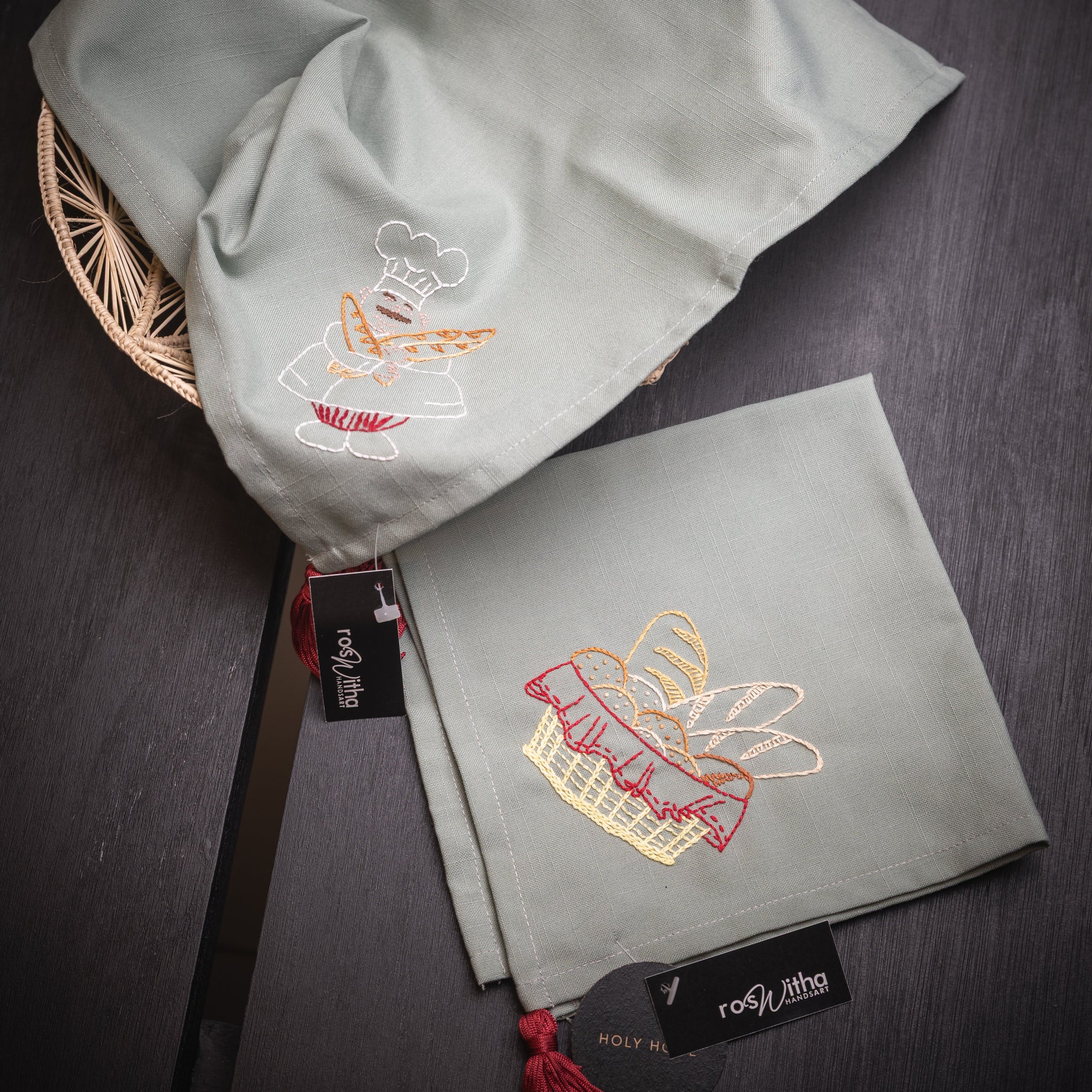 CUBRE PANERA BORDADO A MANO CON POMPONES