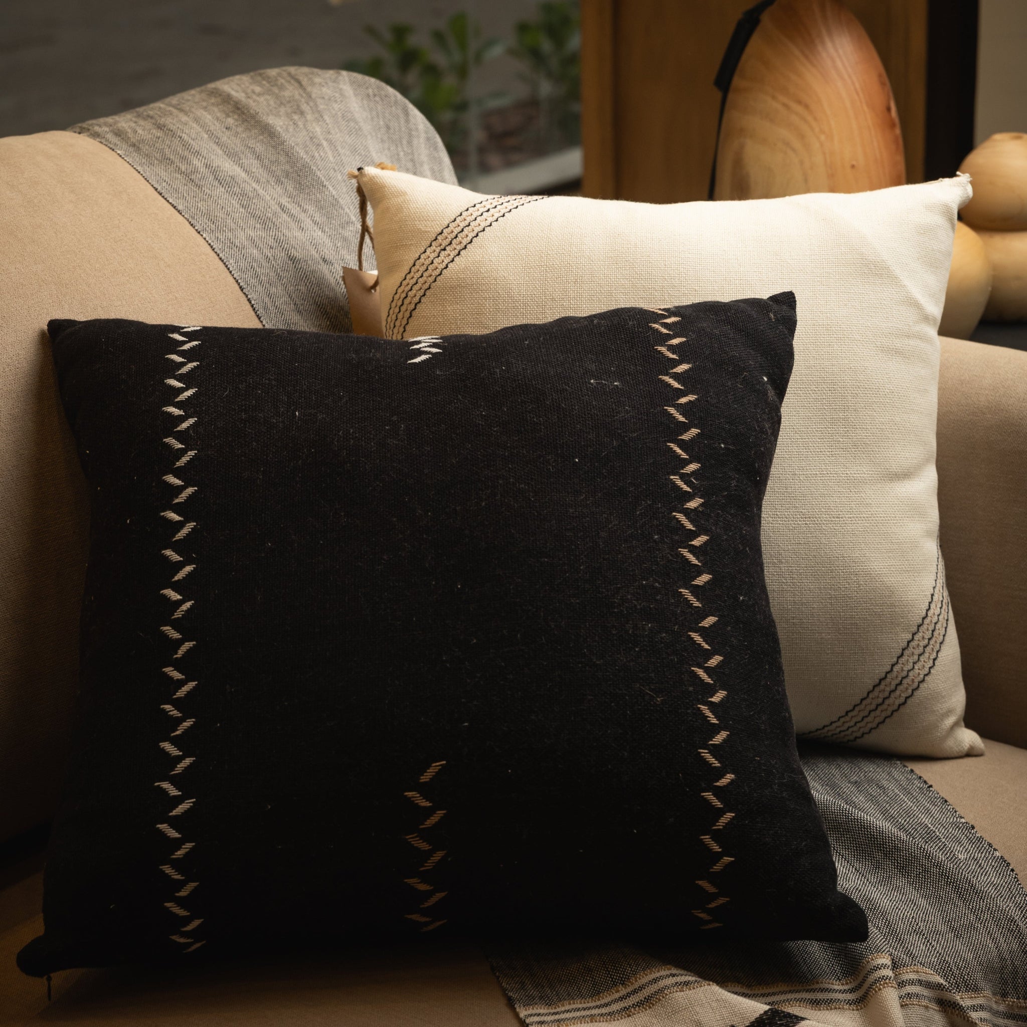 FUNDA CON ALMOHADÓN DE AUTÉNTICO AO PO'I BORDADO - NEGRO