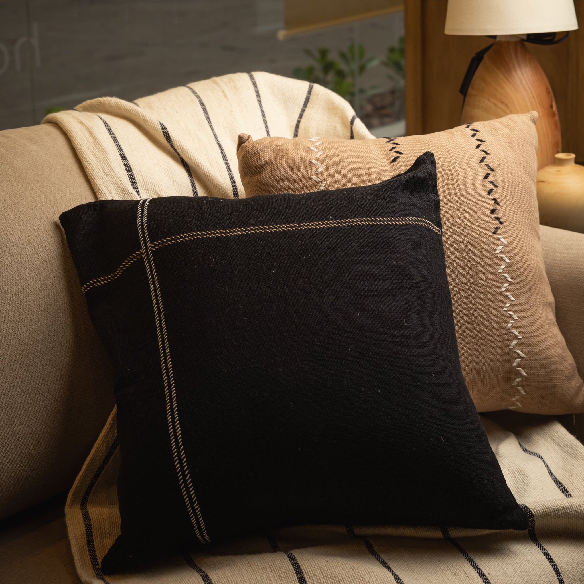 FUNDA CON ALMOHADÓN DE AUTÉNTICO AO PO'I BORDADO - NEGRO LÍNEAS