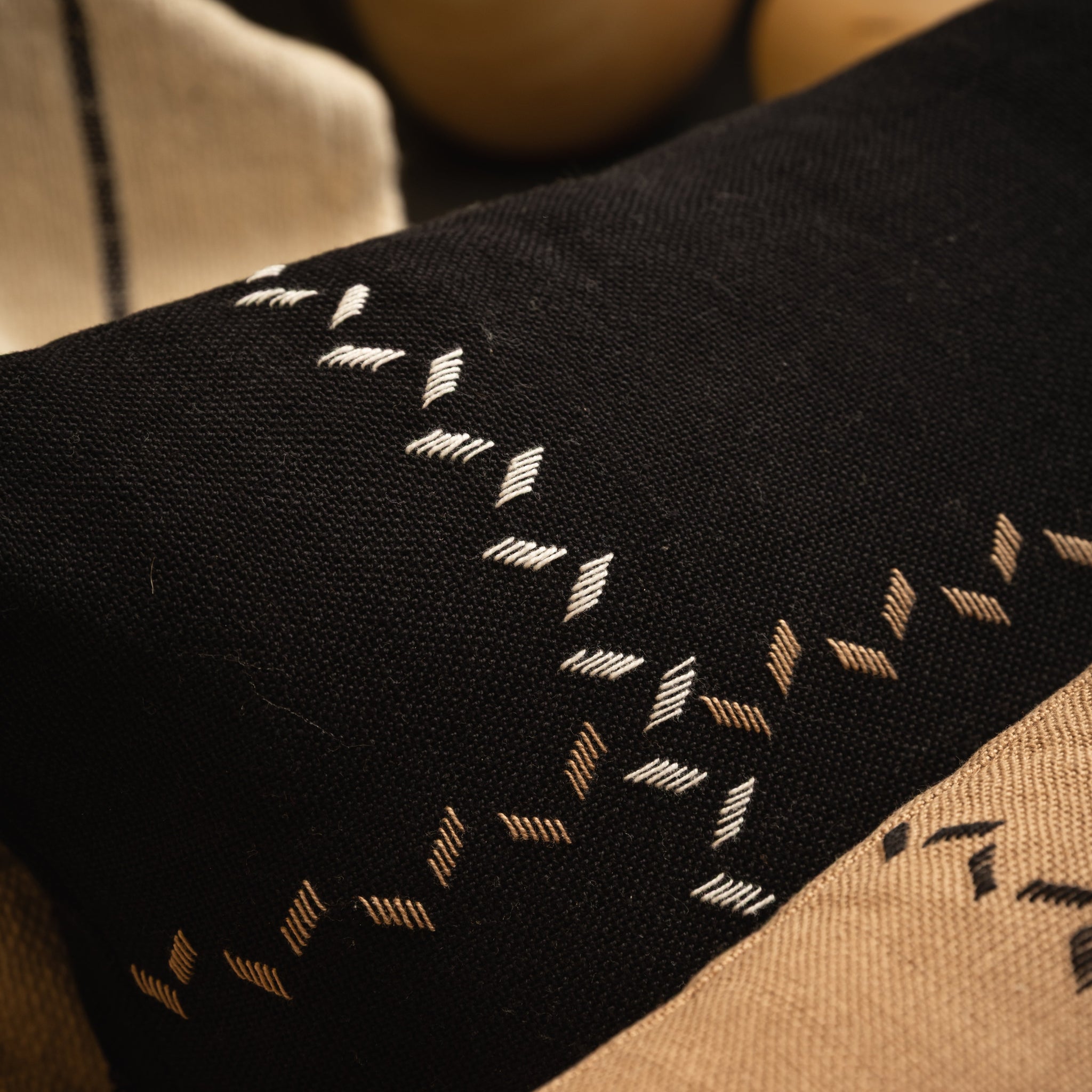 FUNDA CON ALMOHADÓN DE AUTÉNTICO AO PO'I BORDADO - NEGRO