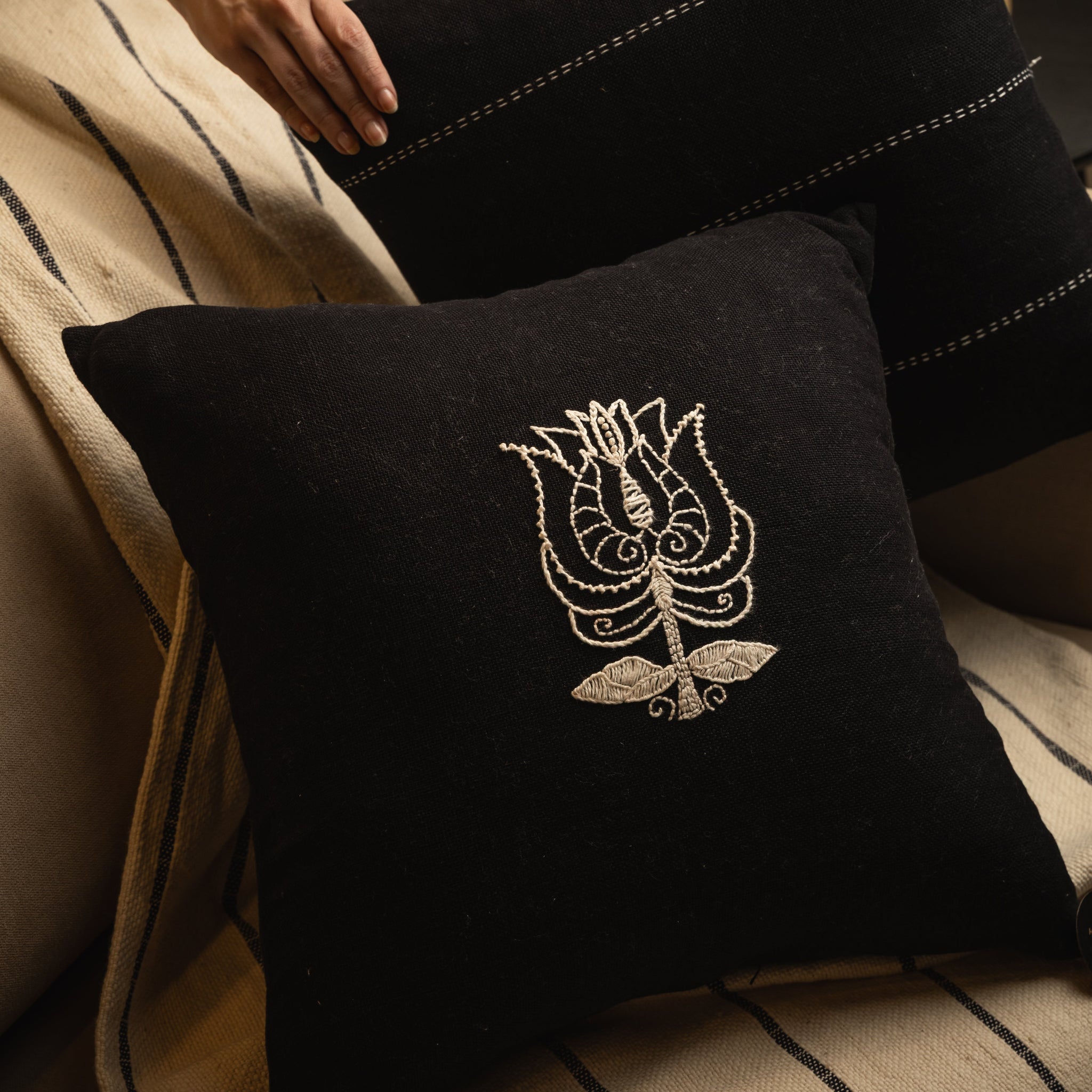 FUNDA CON ALMOHADÓN DE AUTÉNTICO AO PO'I BORDADO - NEGRO FLOR