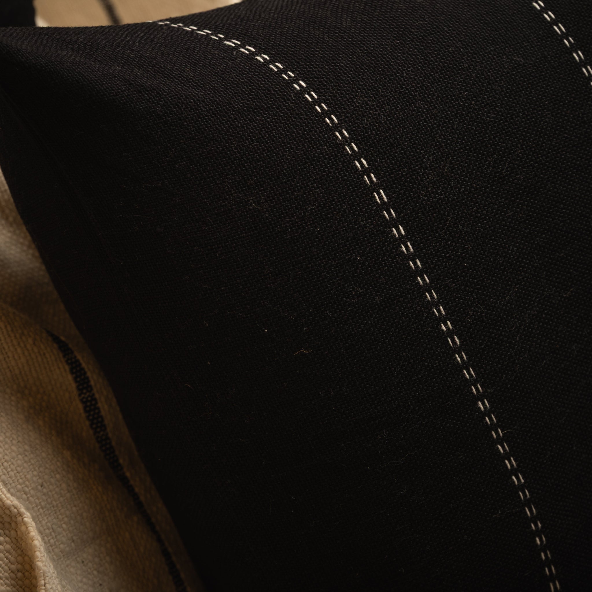 FUNDA CON ALMOHADÓN DE AUTÉNTICO AO PO'I BORDADO - NEGRO