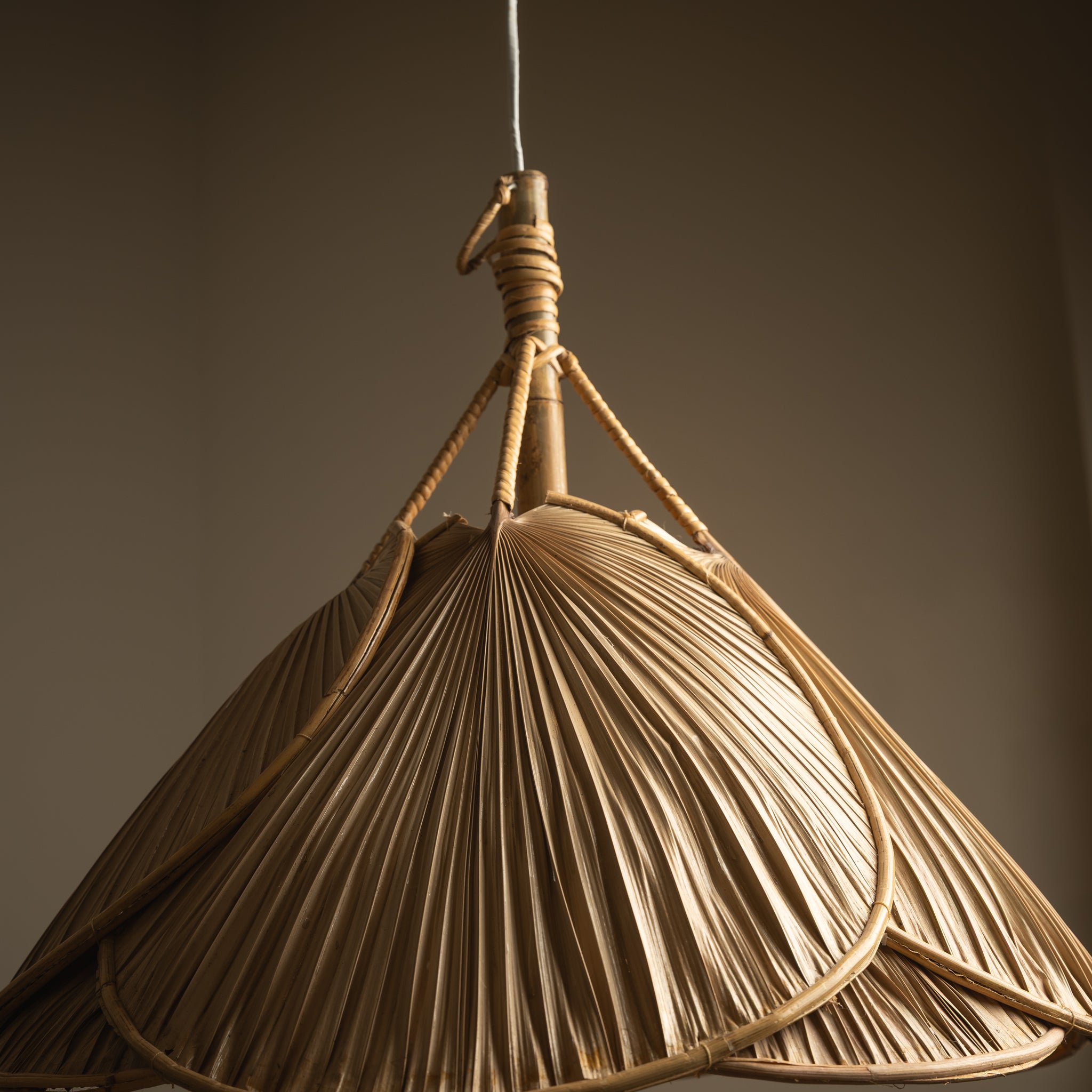 LAMPARA COLGANTE ARTESANAL DE PANTALLAS NATURALES