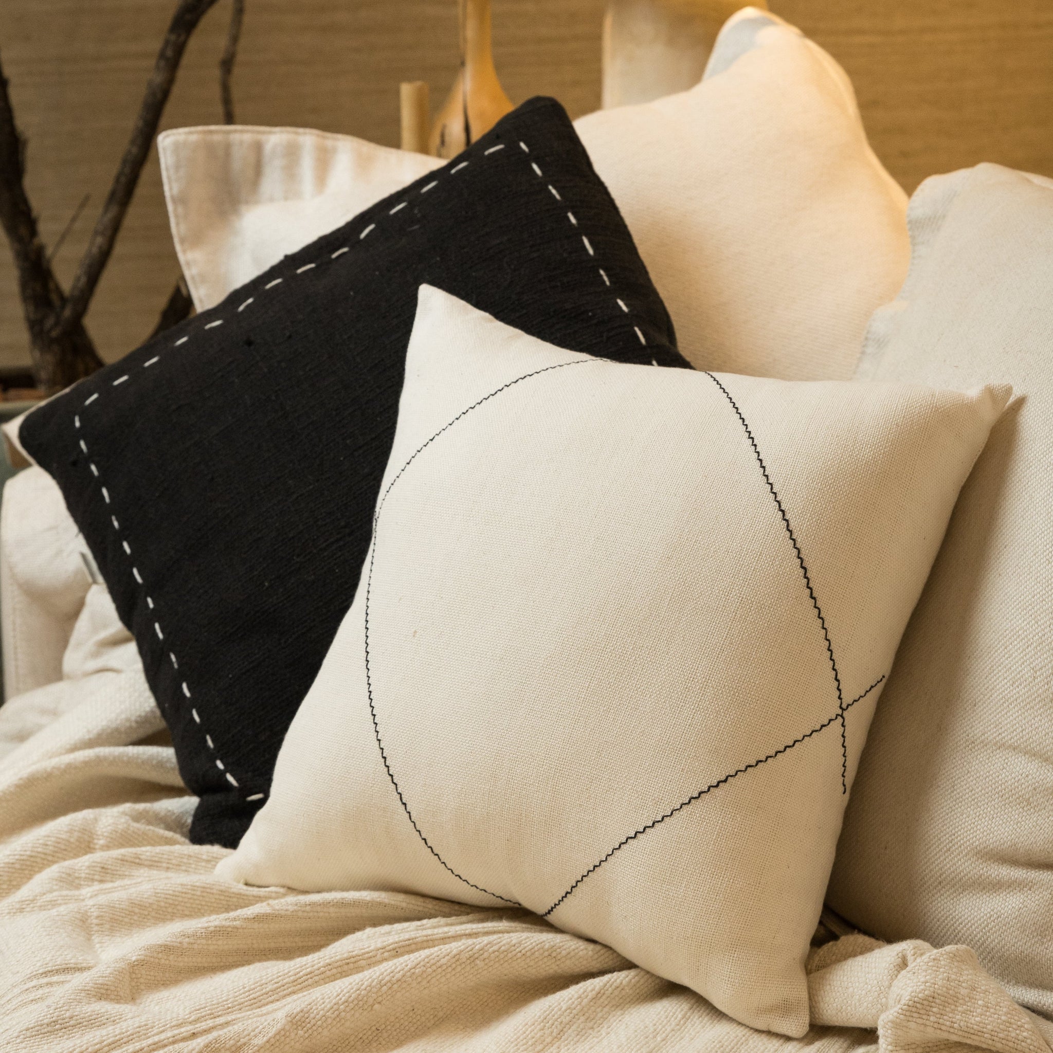 ALMOHADÓN CON FUNDA DE AUTÉNTICO AO PO'I - 45x45