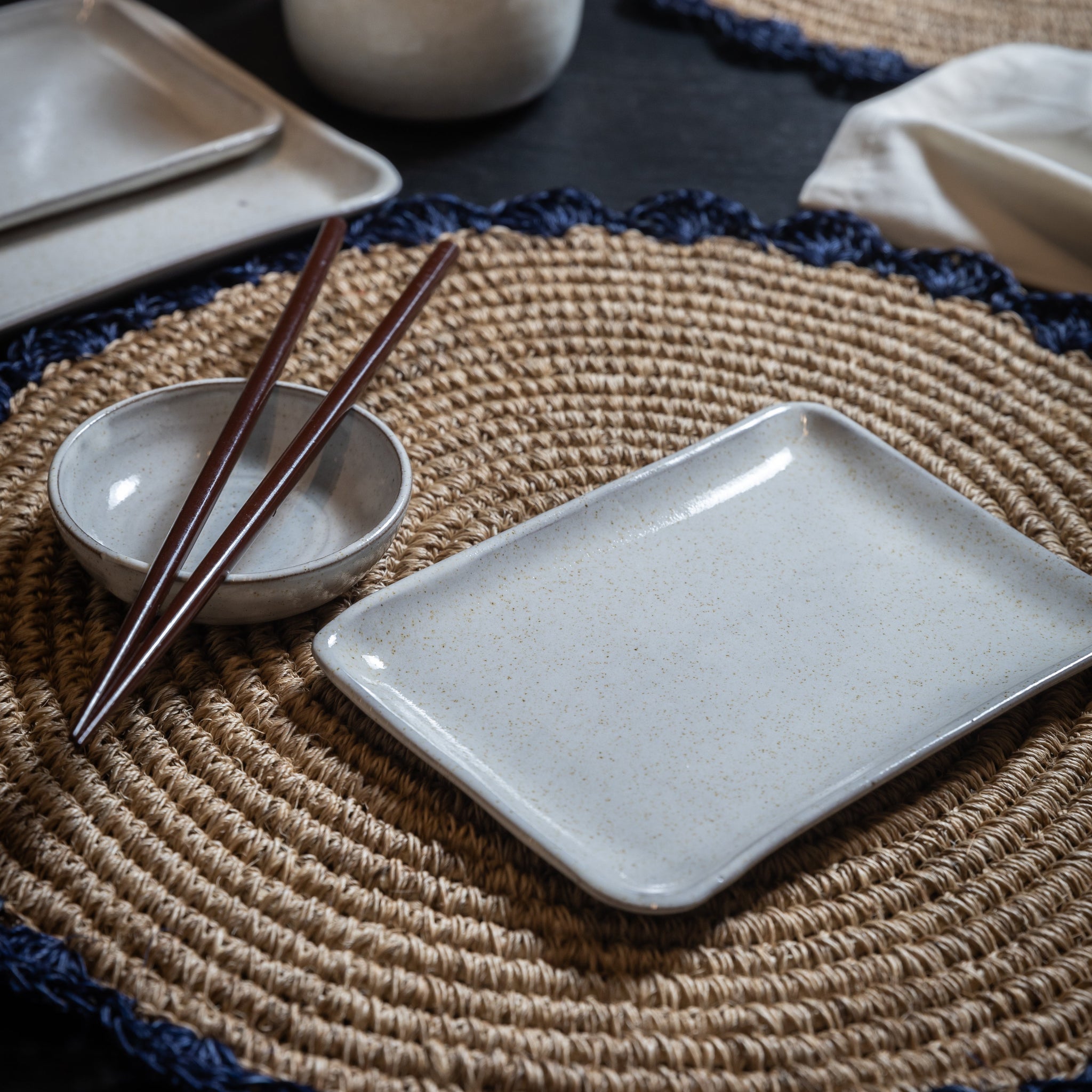 MULTIPURPOSE SQUARE PLATE - SAND AND NAVY