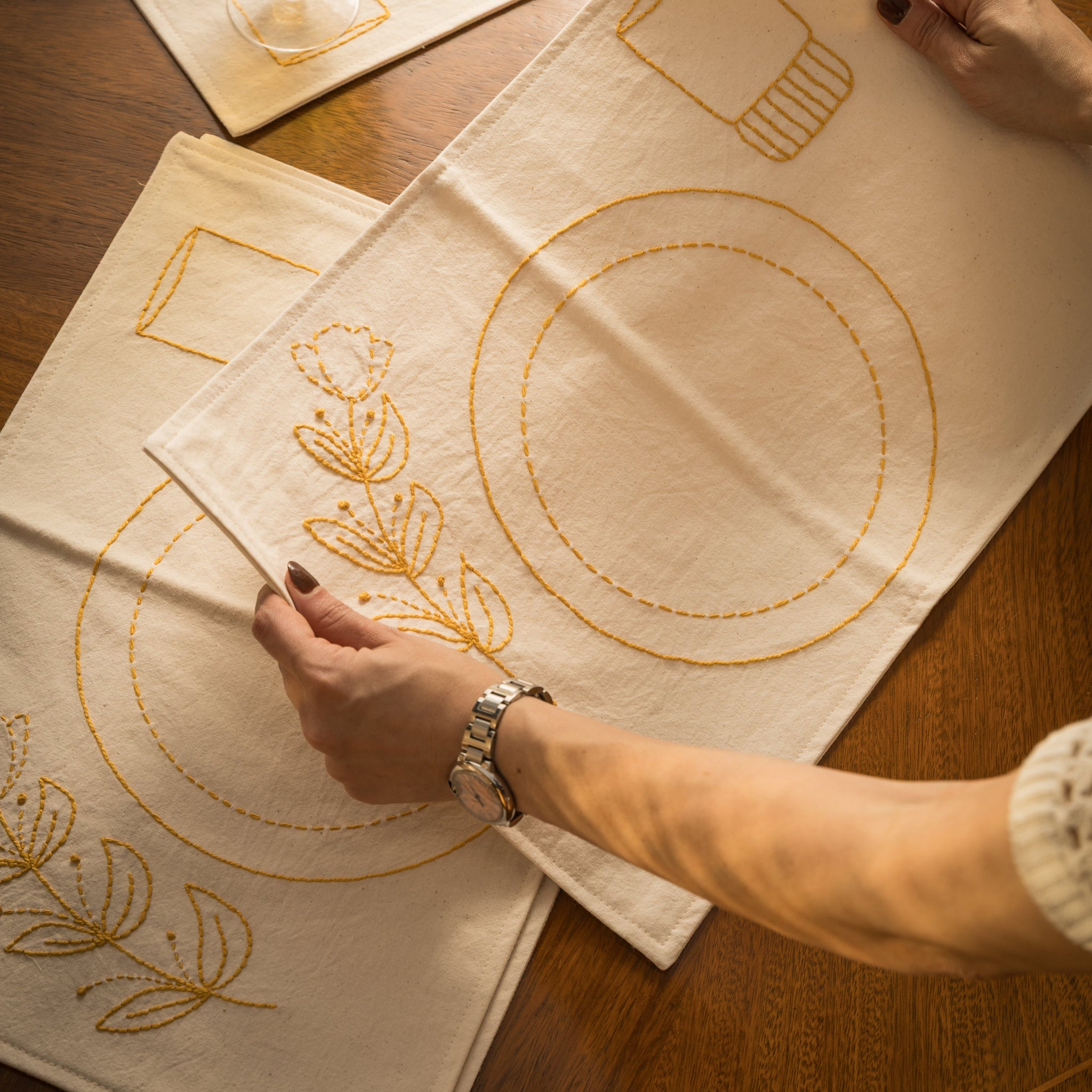 INDIVIDUALES DE ALGODÓN BORDADOS A MANO - MOSTAZA (SET DE 4)