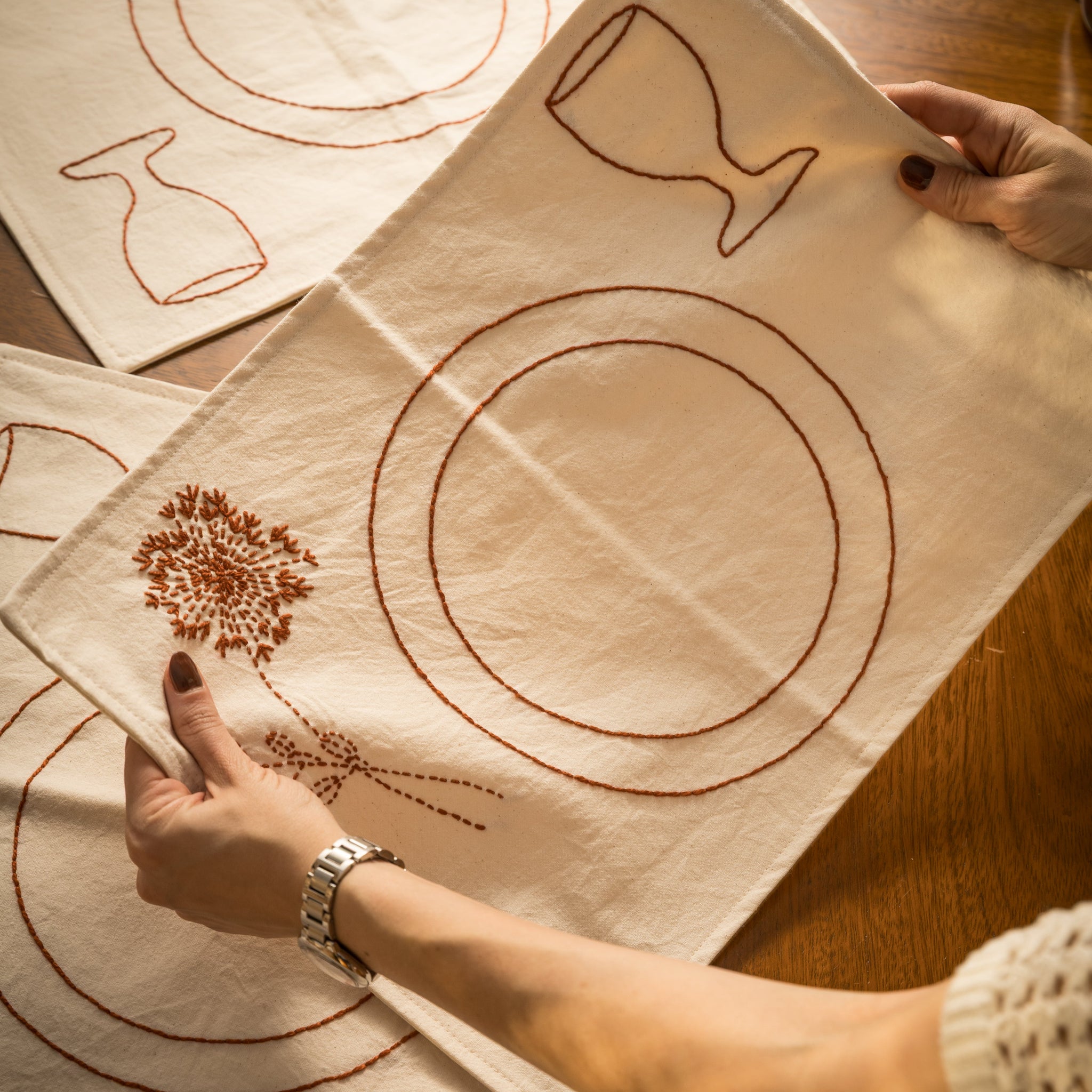 INDIVIDUALES DE ALGODÓN BORDADOS A MANO - VINO (SET DE 4)