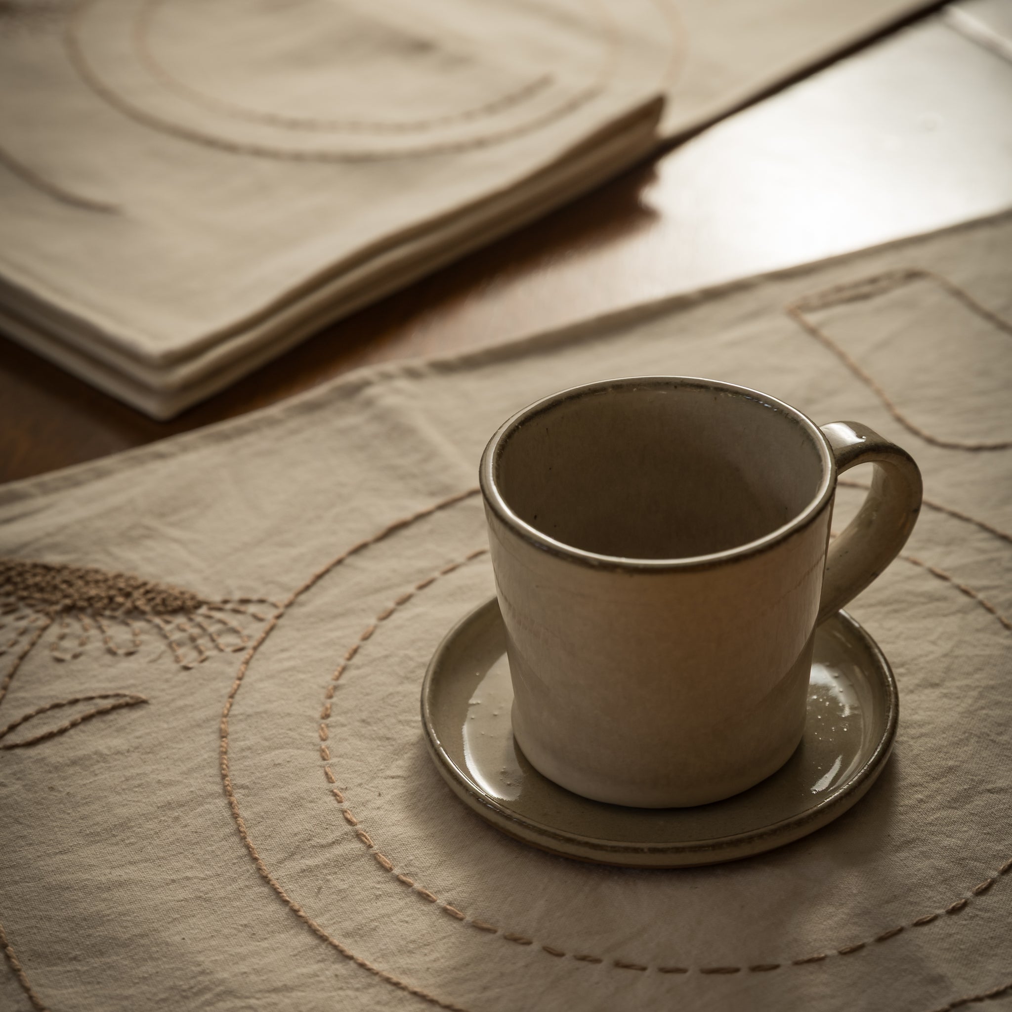 INDIVIDUALES DE ALGODÓN BORDADOS A MANO - BEIGE (SET DE 4)