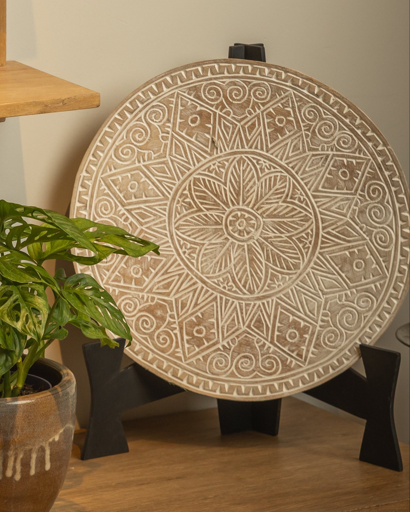 PLATO MANDALA DE MADERA TALLADA WHITEWASH