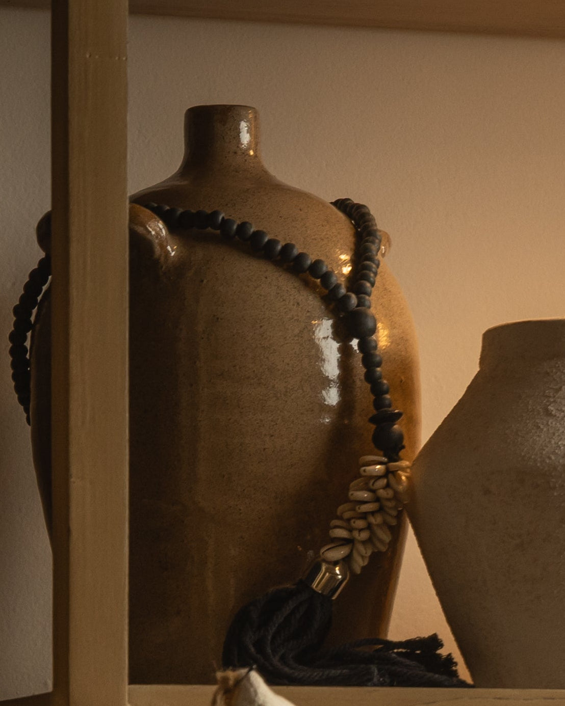 JARRÓN CON ASAS DE CERÁMICA ARTESANAL ESMALTADA MOCCA