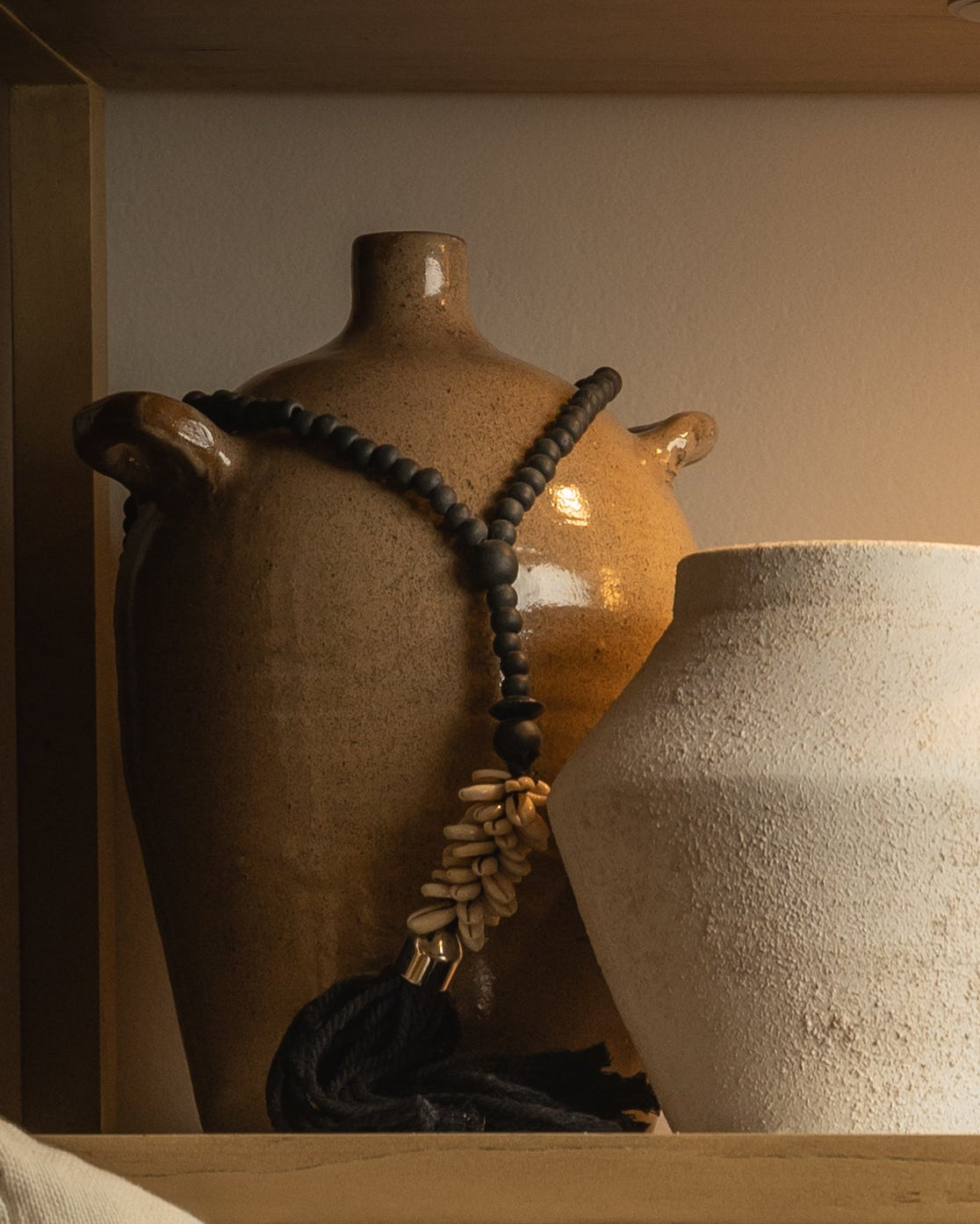 JARRÓN CON ASAS DE CERÁMICA ARTESANAL ESMALTADA MOCCA