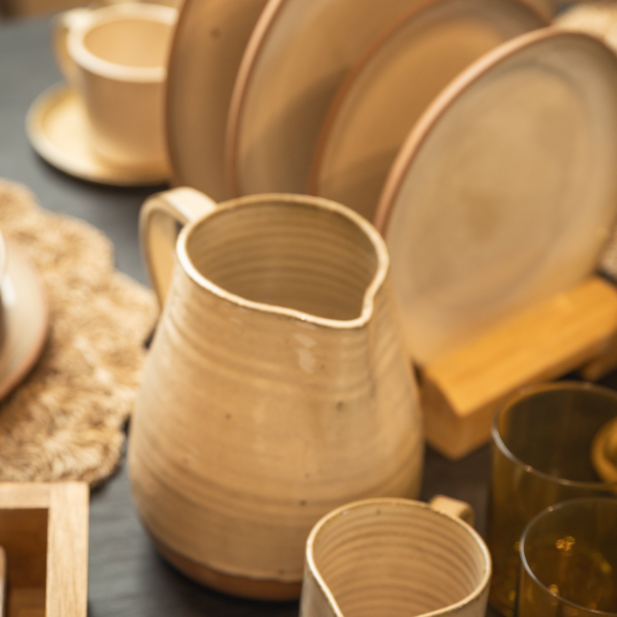 JARRA DE AGUA DE CERÁMICA ESMALTADA - CREMA