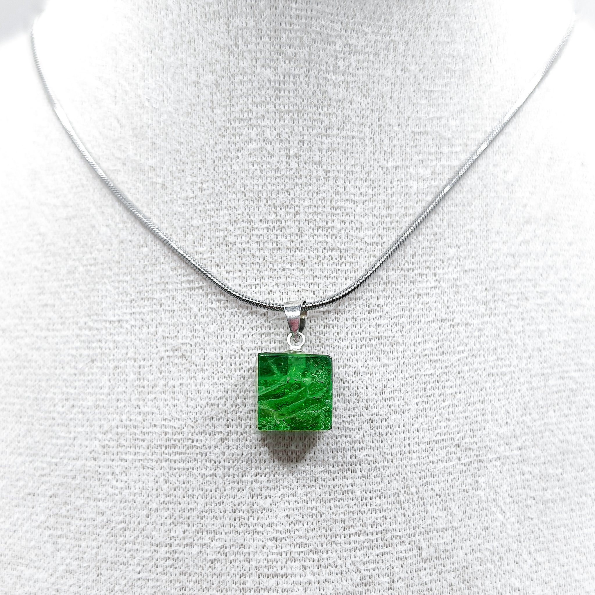 Collar Cubo Color Verde Heinecken Colección Vitrae