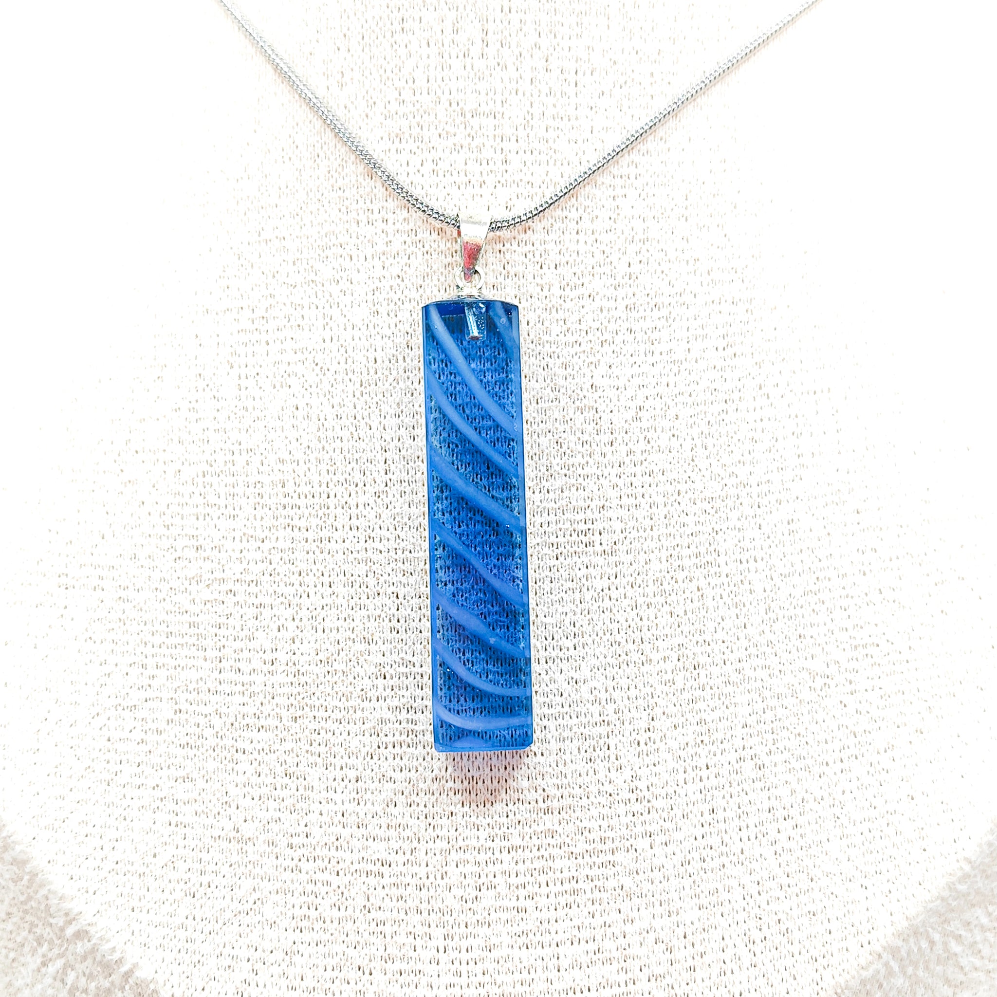 Collar Rectangulo Largo Color Azul Gotland Colección Vitrae